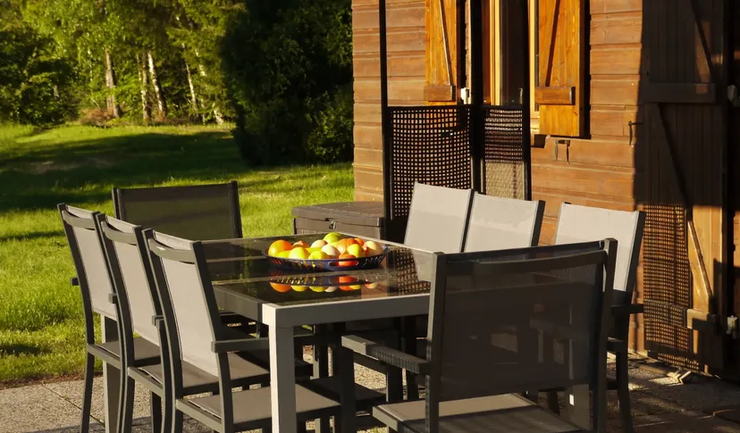 Chalet au bord d’un étang de 1.5 ha