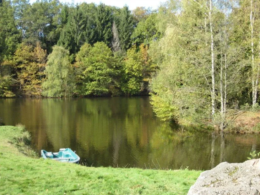 Chalet au bord d’un étang de 1.5 ha