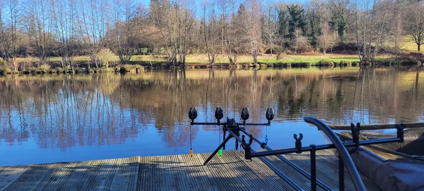 Fishing cabin with access to a private pond post 2