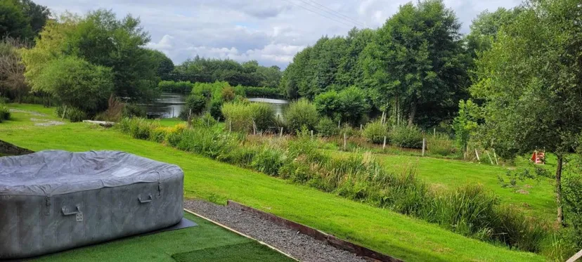Gite and 2 cabins with access to a private pond