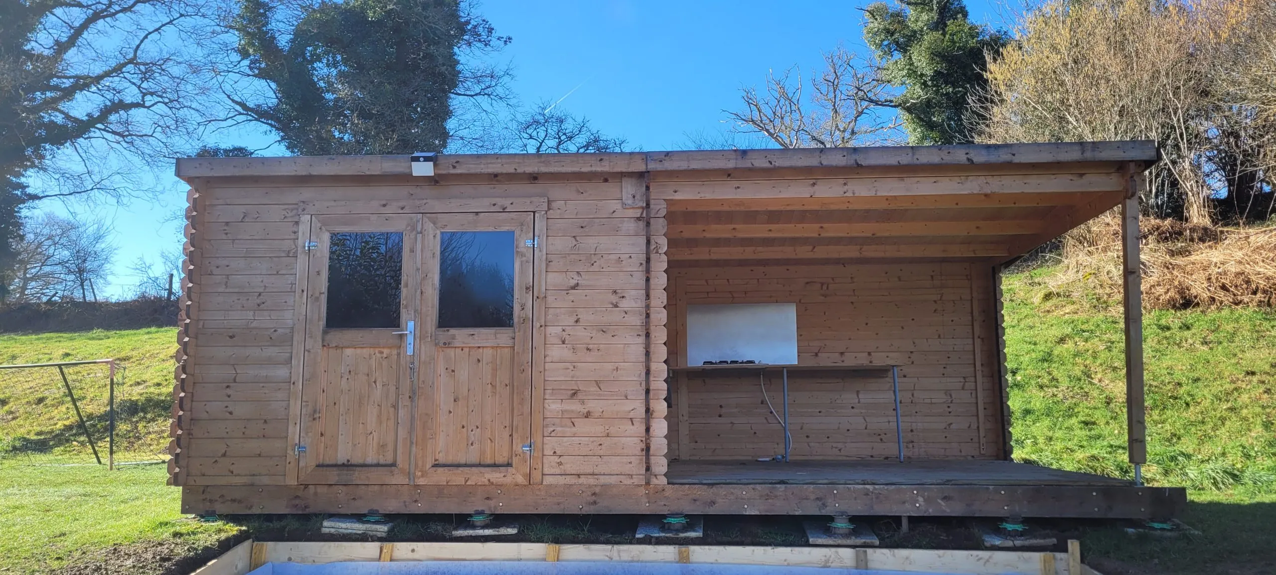 Cabane de pêche pour la pêche de la carpe poste 1