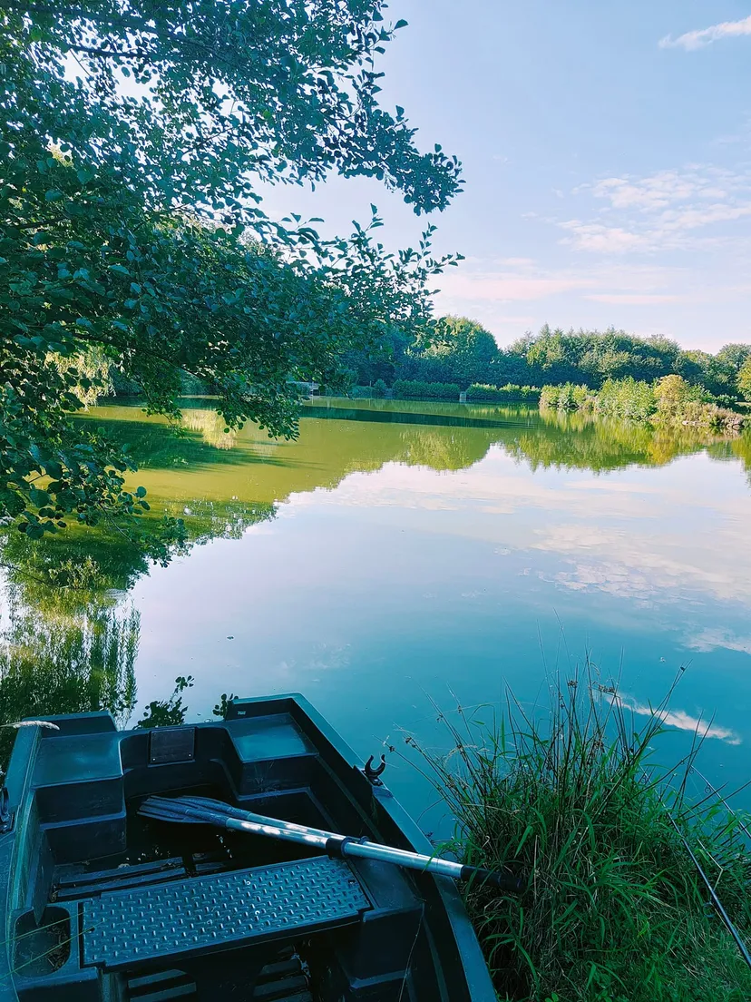 Fishing cabin with access to a private pond post 2