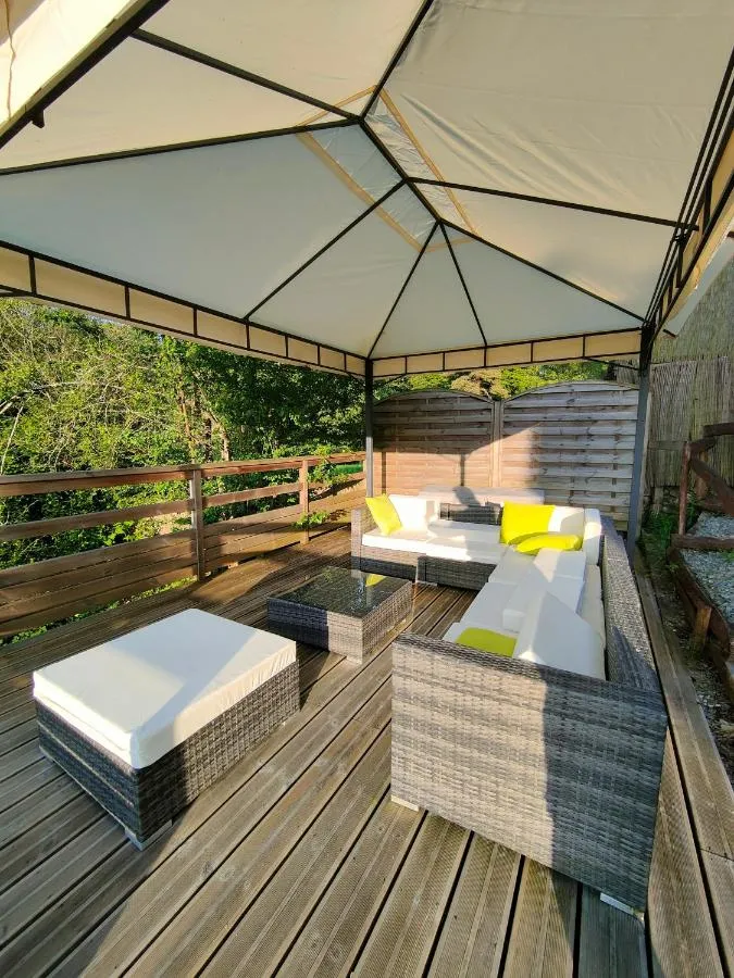 Gite et 2 cabanes avec accès à un étang privé