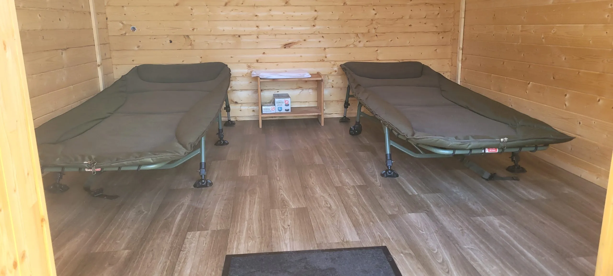 Cabane de pêche pour la pêche de la carpe poste 1