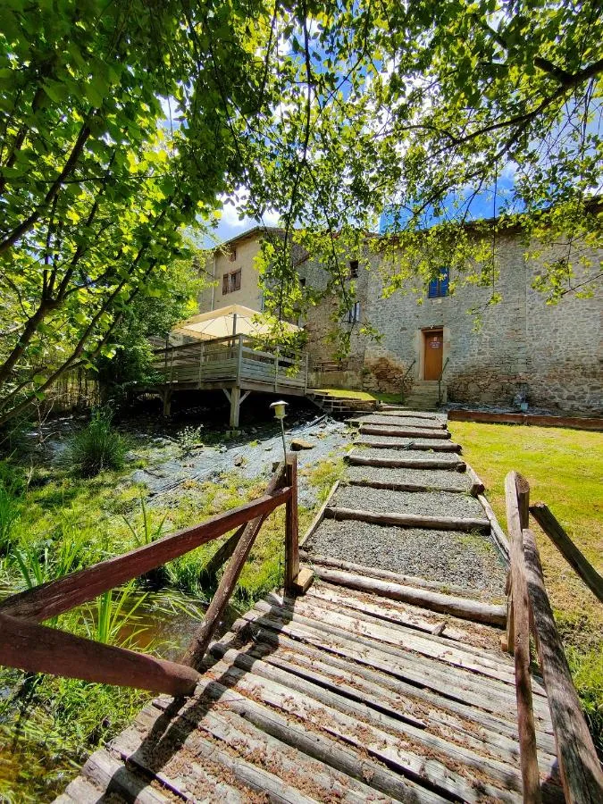 Gite and 2 cabins with access to a private pond