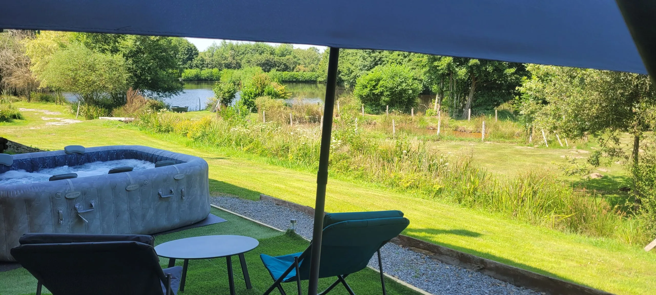 Gite et 2 cabanes avec accès à un étang privé