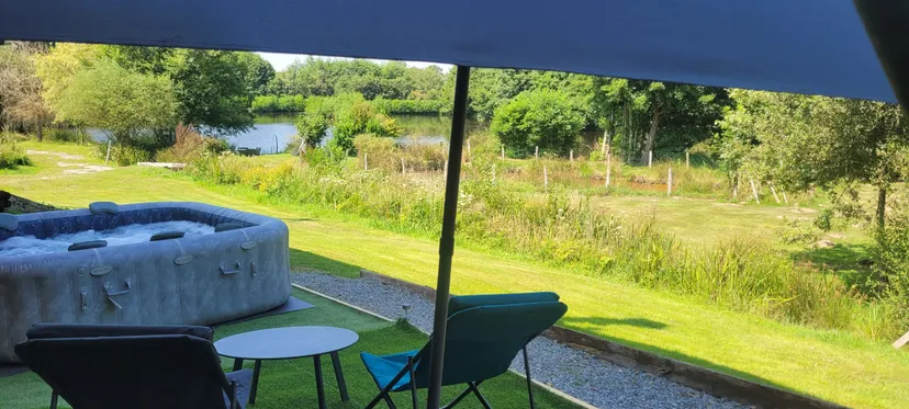 Gite and 2 cabins with access to a private pond