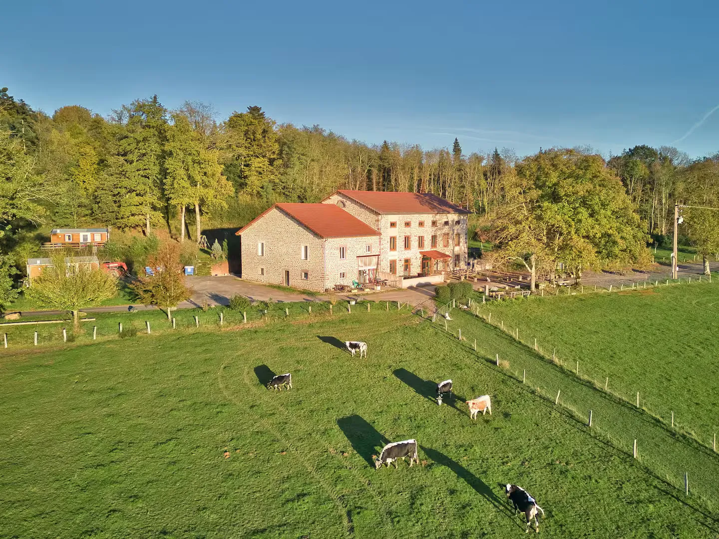 Grand gîte au bord de quatres étangs privés