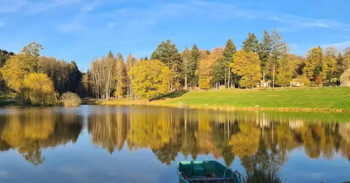 Grand gîte au bord de quatres étangs privés