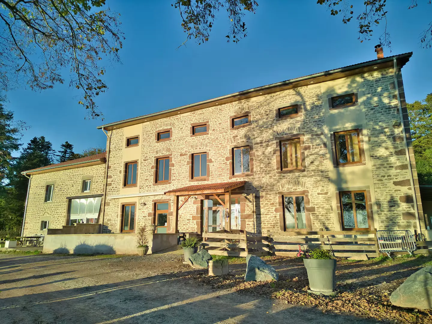 Grand gîte au bord de quatres étangs privés