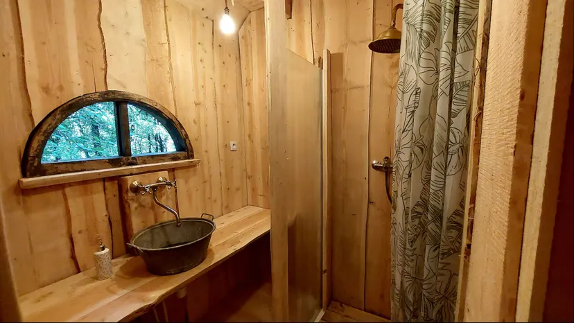 Refuge paisible avec accès privé à la rivière et un petit étang