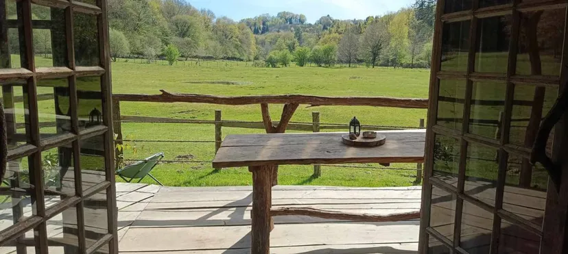 Cabane en bois perchée sur pilotis avec accès privé à la rivière