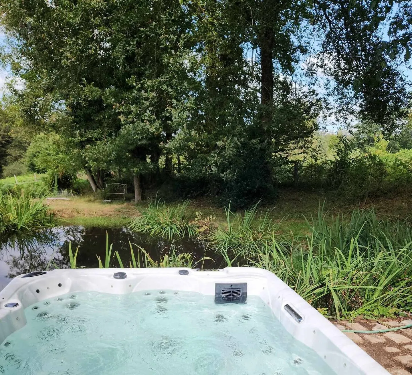 Cabane en bois perchée sur pilotis avec accès privé à la rivière
