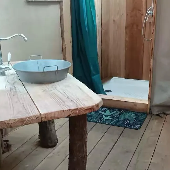 Cabane en bois perchée sur pilotis avec accès privé à la rivière