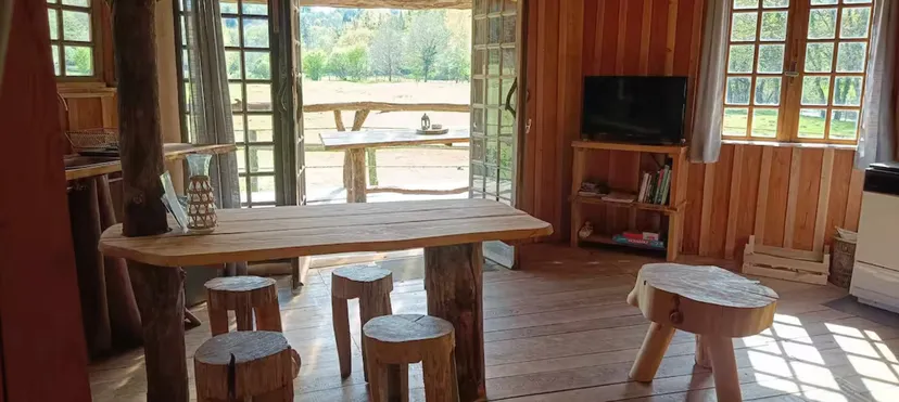 Cabane en bois perchée sur pilotis avec accès privé à la rivière
