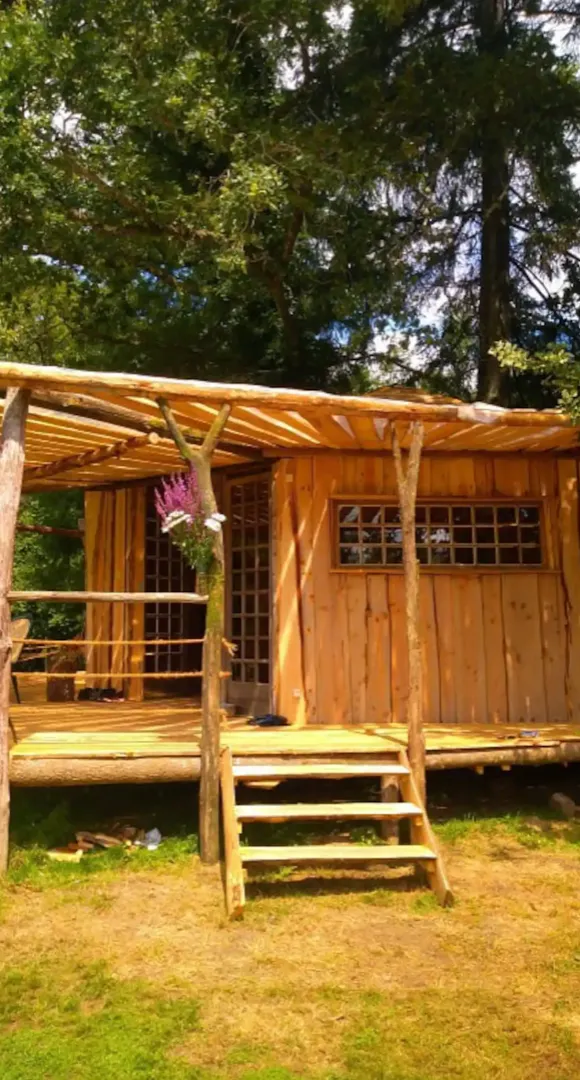 Cabane en bois perchée sur pilotis avec accès privé à la rivière