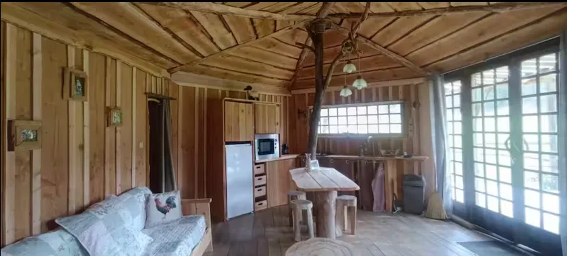 Cabane en bois perchée sur pilotis avec accès privé à la rivière