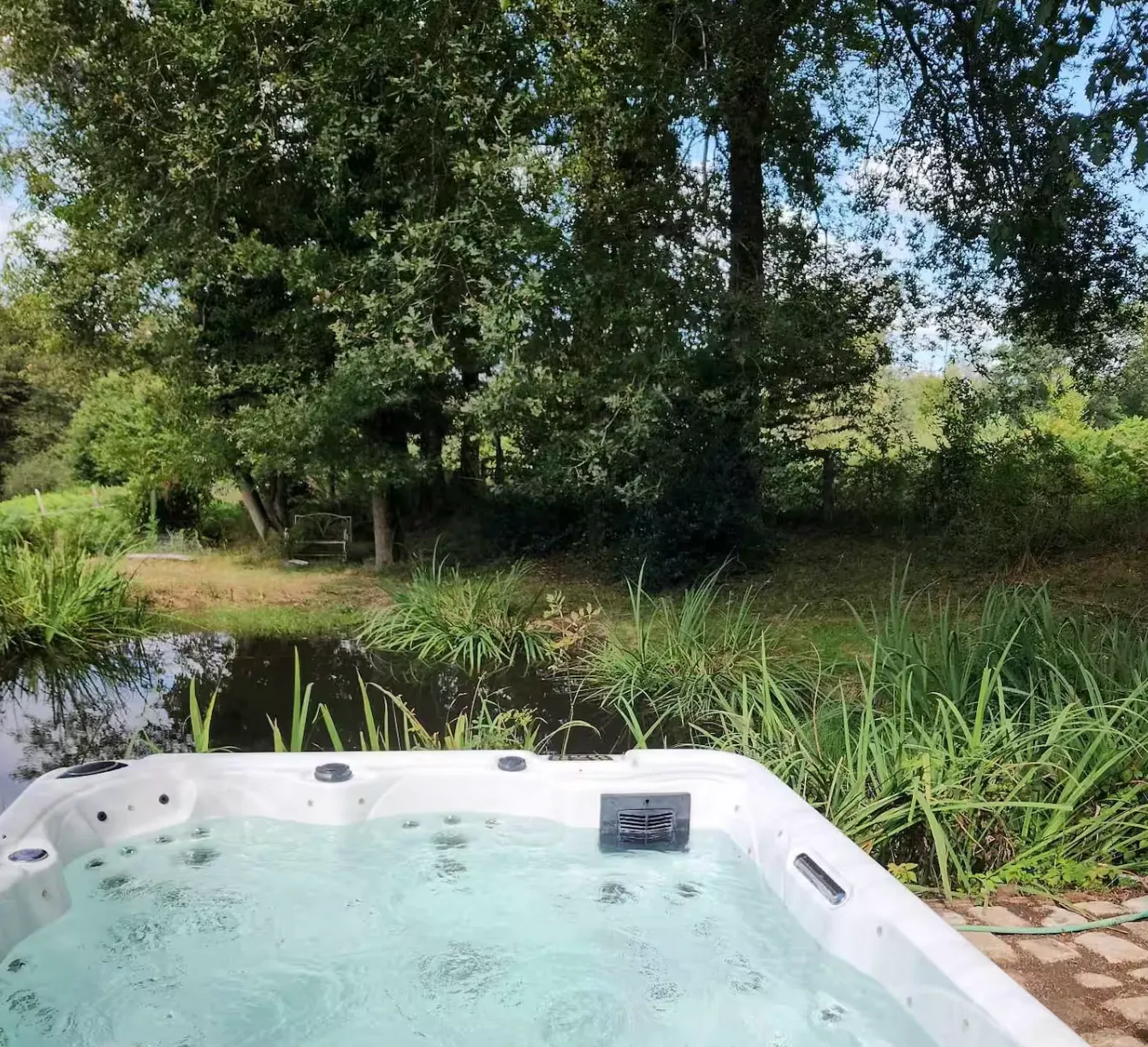 Refuge paisible avec accès privé à la rivière et un petit étang