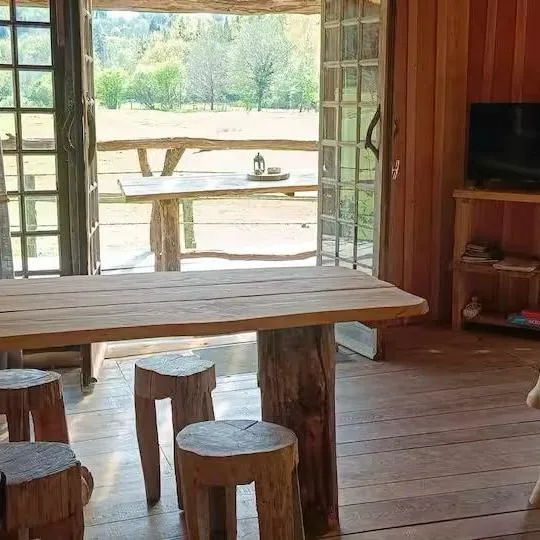 Cabane en bois perchée sur pilotis avec accès privé à la rivière