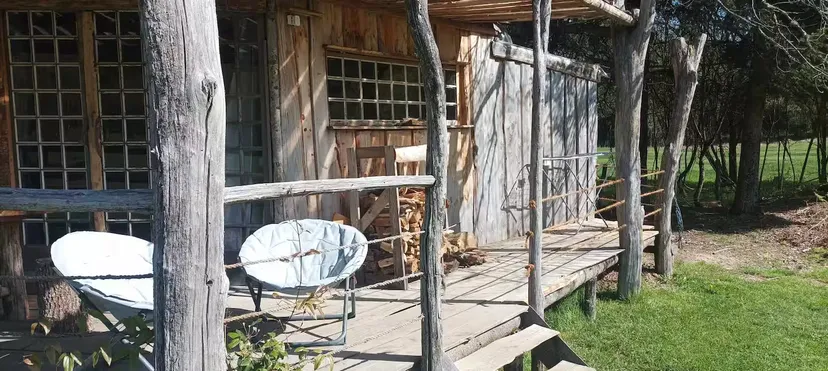 Cabane en bois perchée sur pilotis avec accès privé à la rivière