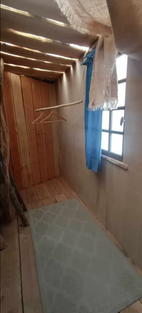 Cabane en bois perchée sur pilotis avec accès privé à la rivière