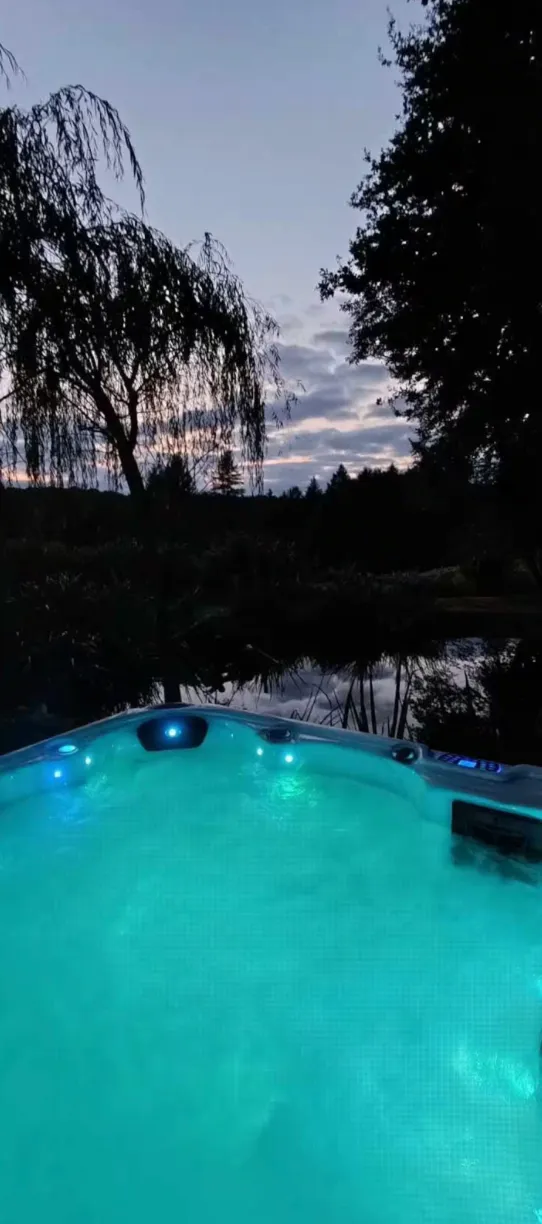 Refuge paisible avec accès privé à la rivière et un petit étang