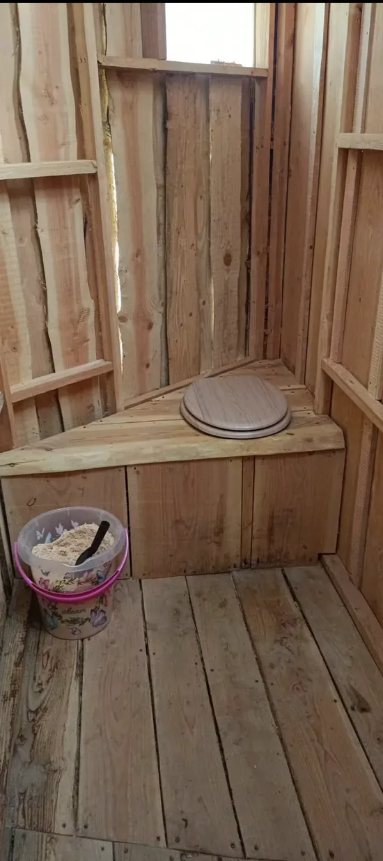 Cabane en bois perchée sur pilotis avec accès privé à la rivière