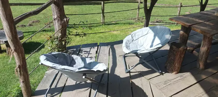 Cabane en bois perchée sur pilotis avec accès privé à la rivière