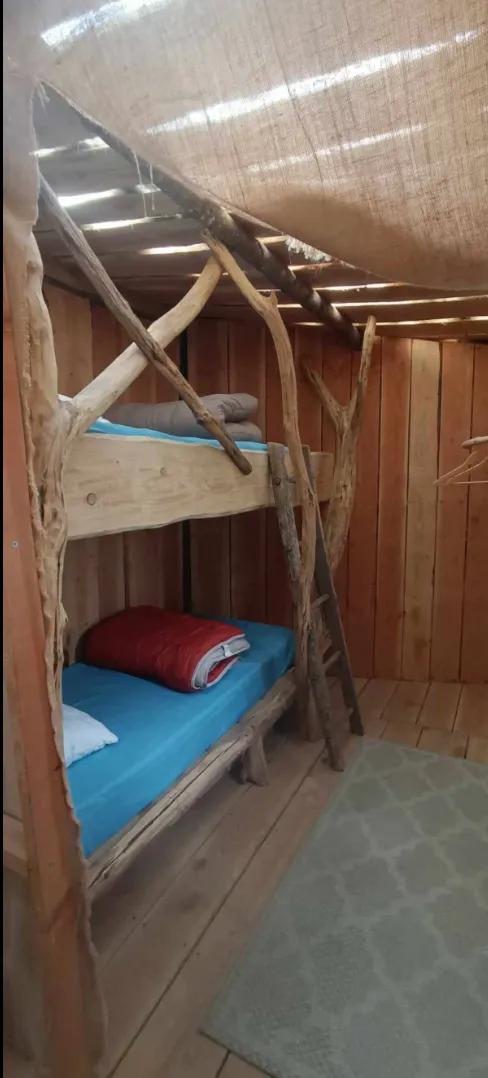 Cabane en bois perchée sur pilotis avec accès privé à la rivière