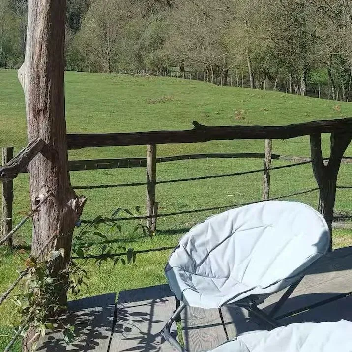 Cabane en bois perchée sur pilotis avec accès privé à la rivière