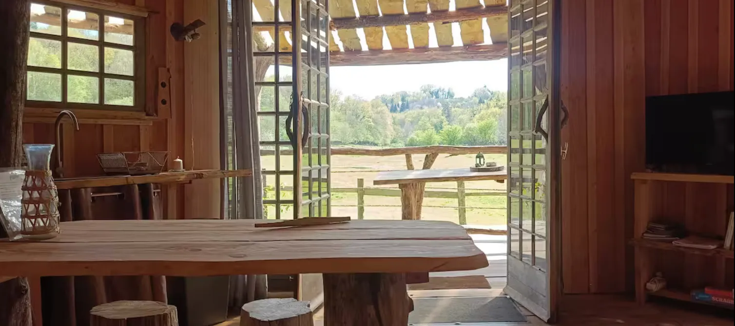 Cabane en bois perchée sur pilotis avec accès privé à la rivière