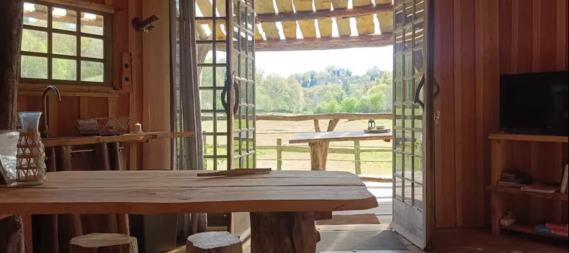 Cabane en bois perchée sur pilotis avec accès privé à la rivière