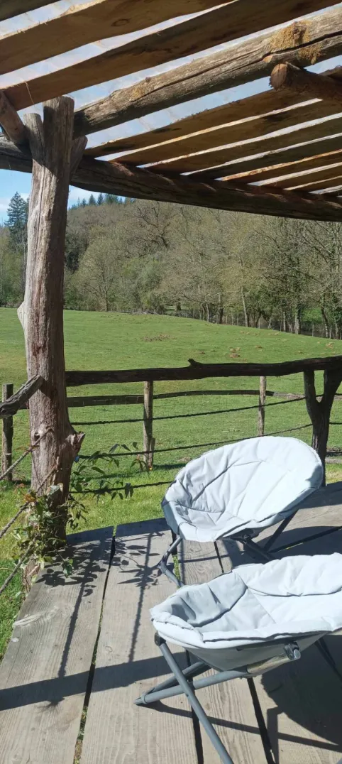 Cabane en bois perchée sur pilotis avec accès privé à la rivière