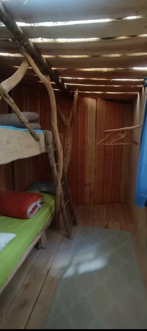 Cabane en bois perchée sur pilotis avec accès privé à la rivière