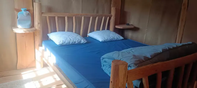 Cabane en bois perchée sur pilotis avec accès privé à la rivière