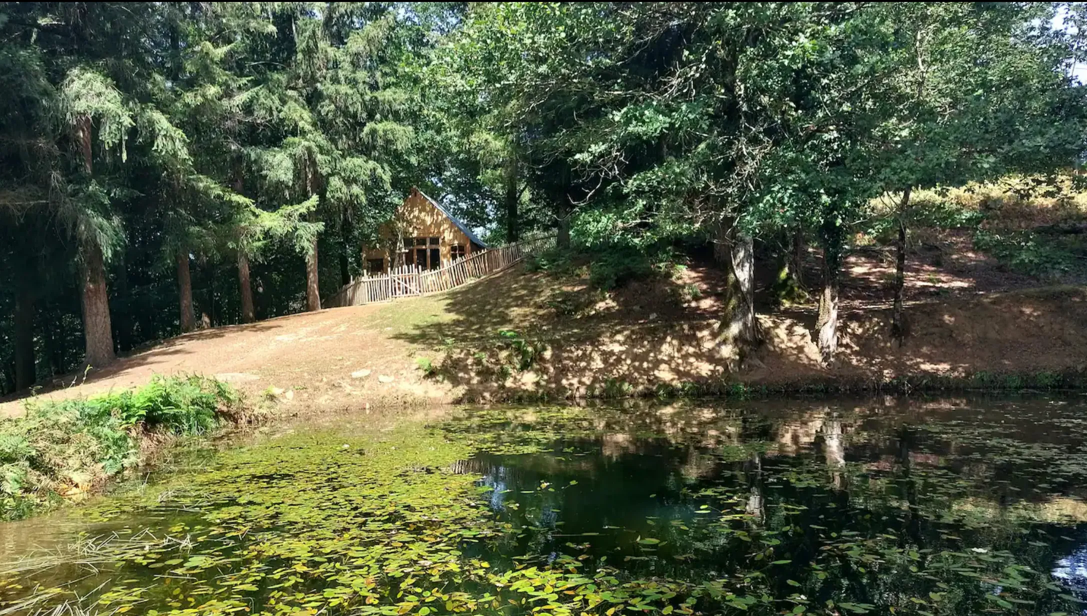 Refuge paisible avec accès privé à la rivière et un petit étang