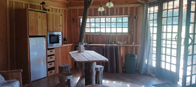 Cabane en bois perchée sur pilotis avec accès privé à la rivière