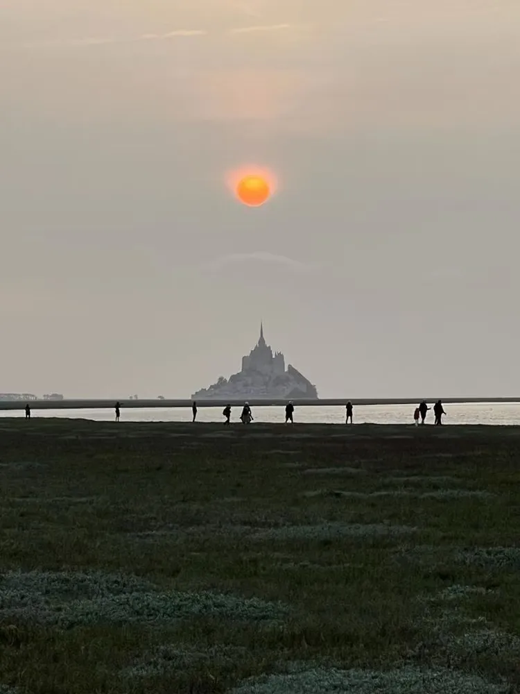 Gîte au bord d'un étang avec son île