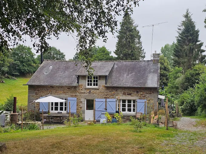 Gîte au bord d'un étang avec son île