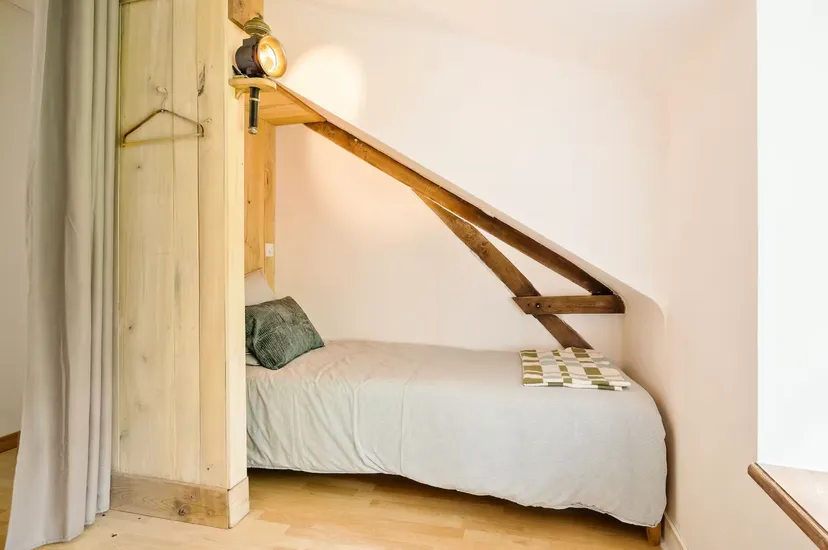 Gîte au bord d'un étang avec son île
