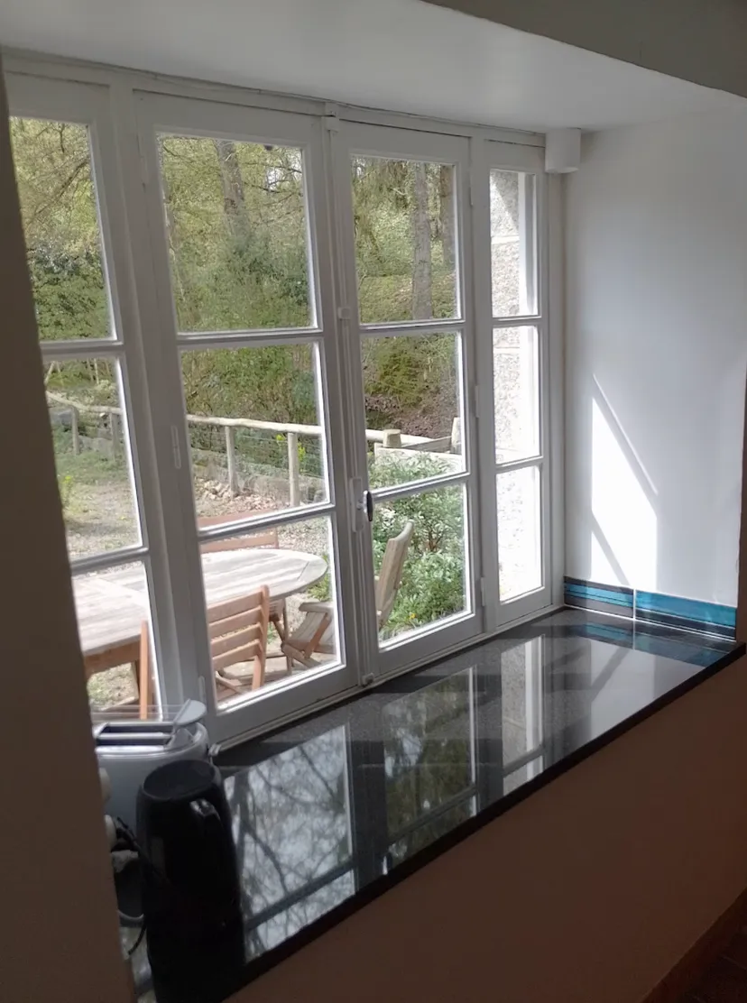 Gîte au bord d'un étang avec son île