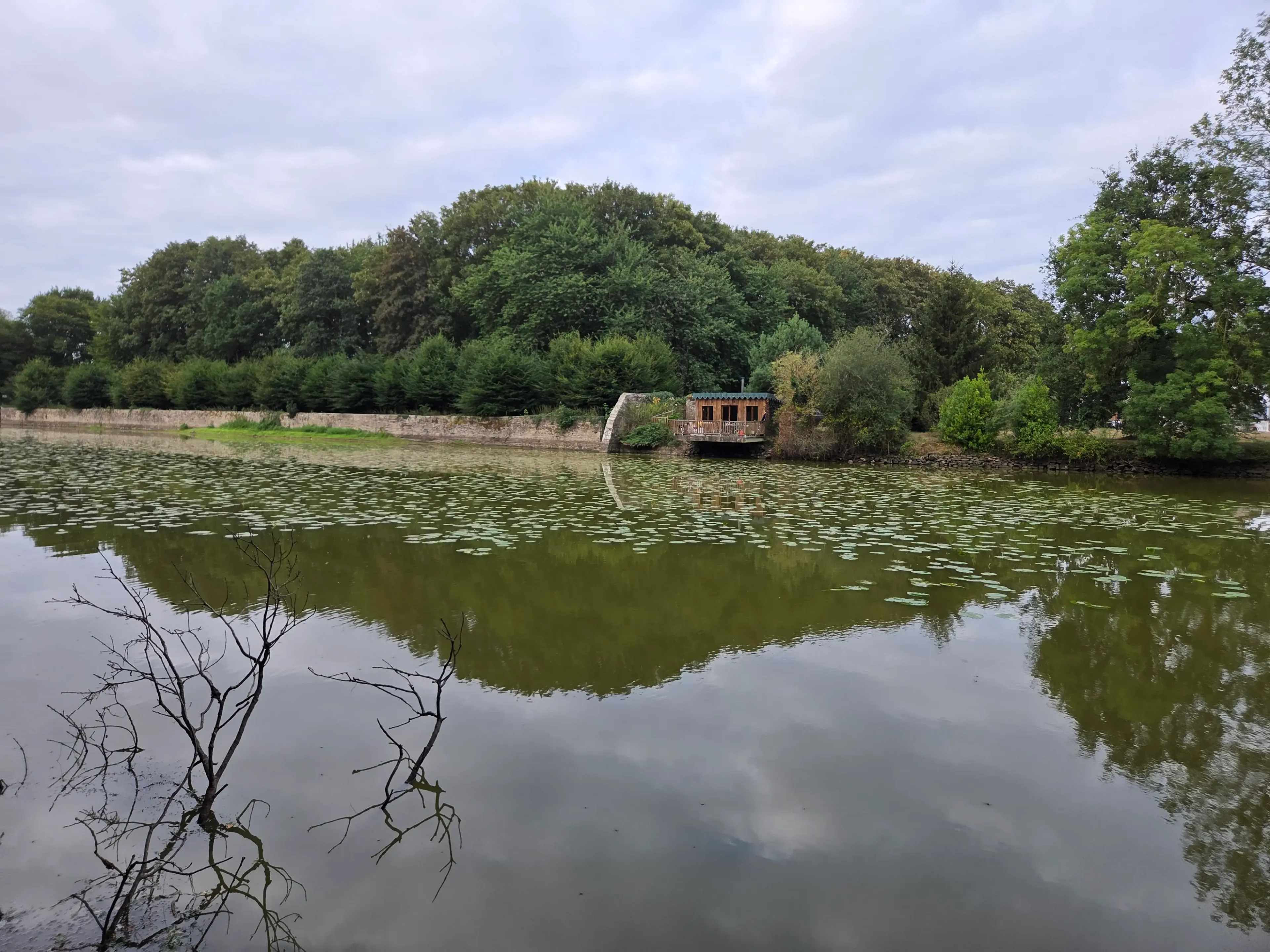Etang de 22 hectares avec cabane perchée sur l’eau
