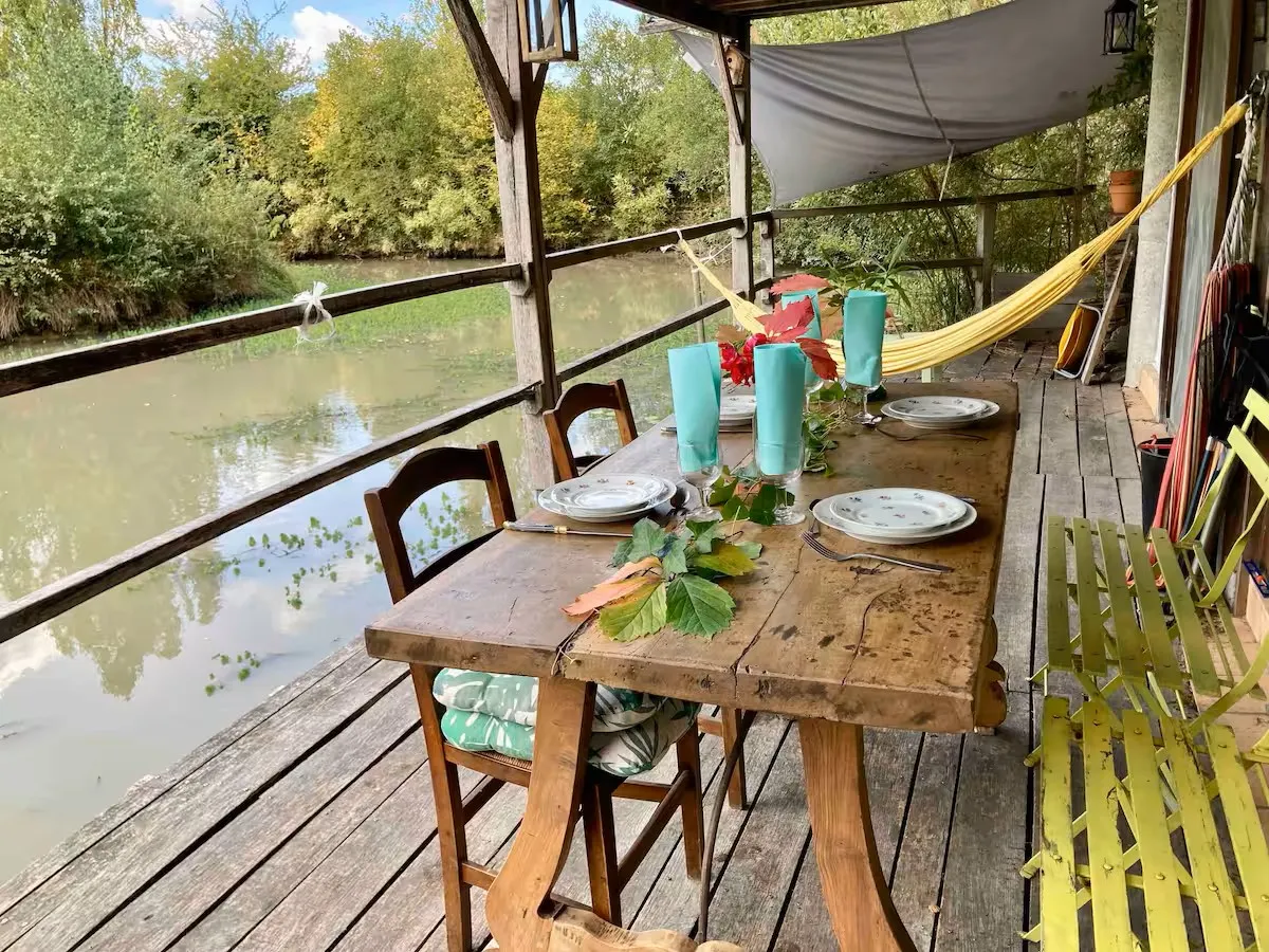 Cabane cosy devant un étang privé