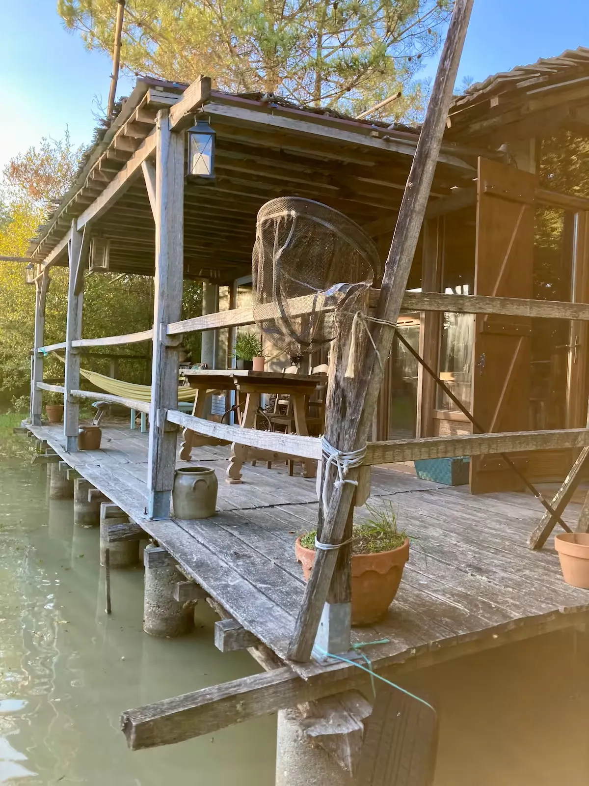 Cabane cosy devant un étang privé