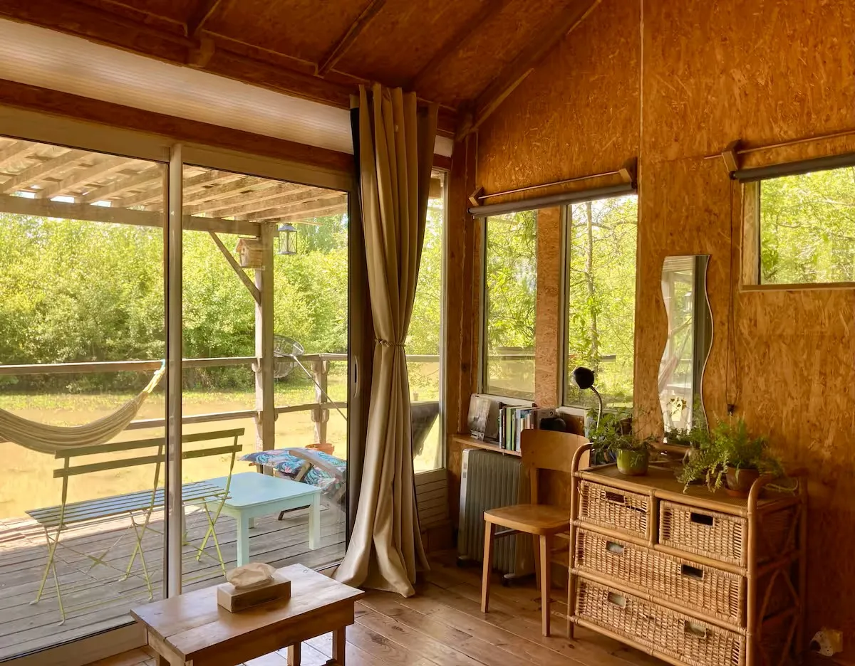Cabane cosy devant un étang privé