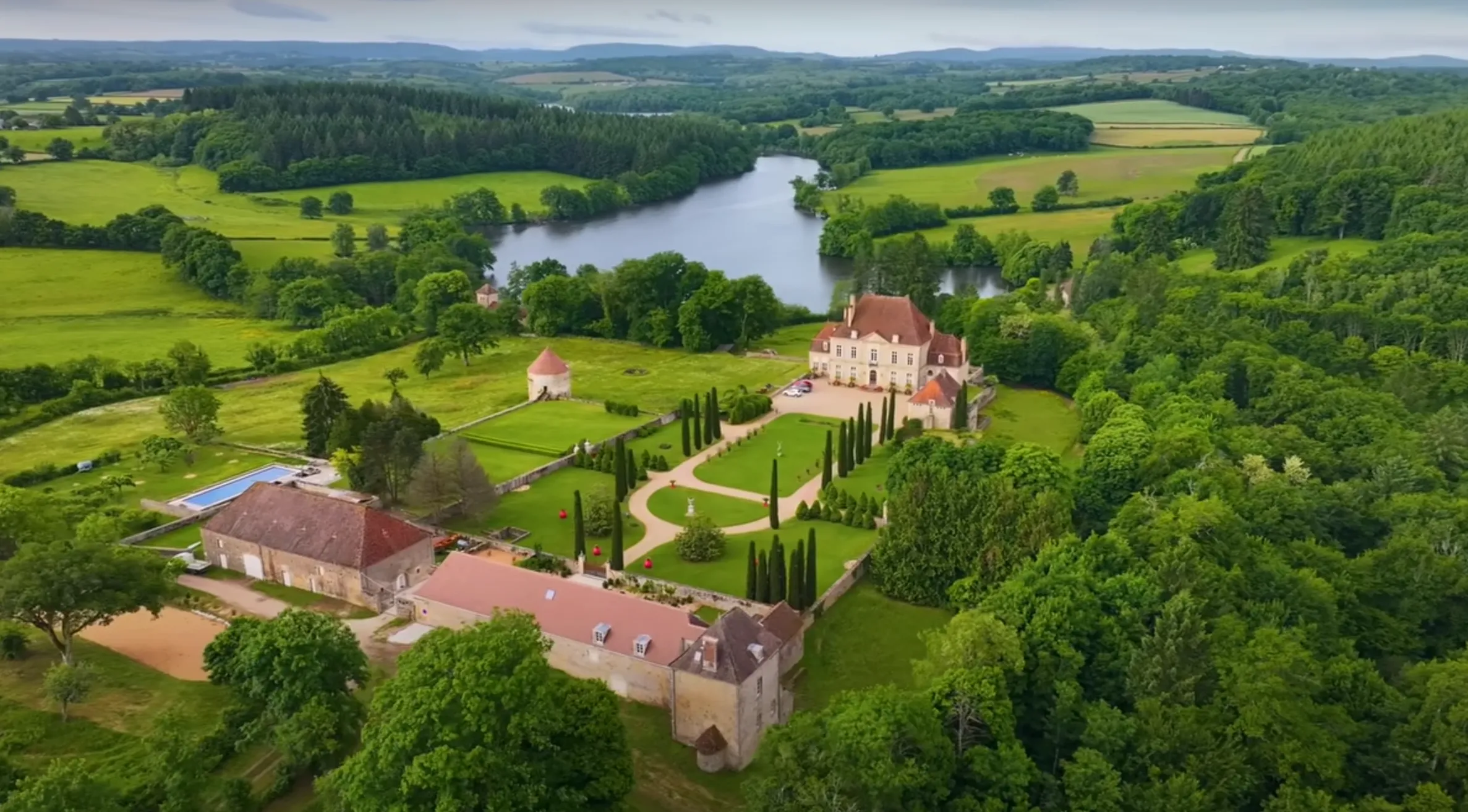 Gite du château avec étang privé de 18 ha - 2 à 8 personnes