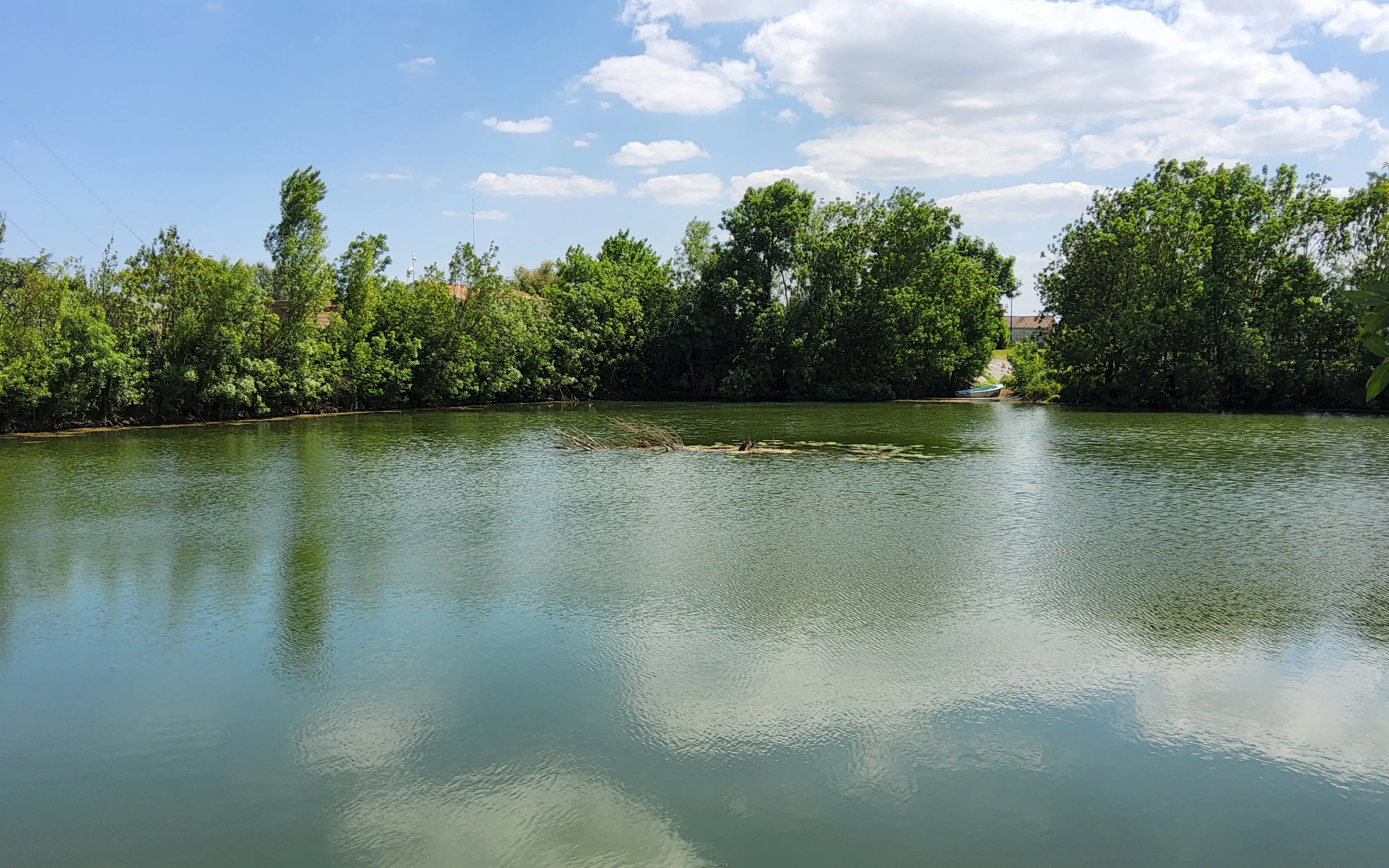 Rent pond with mobile home between sea and marsh