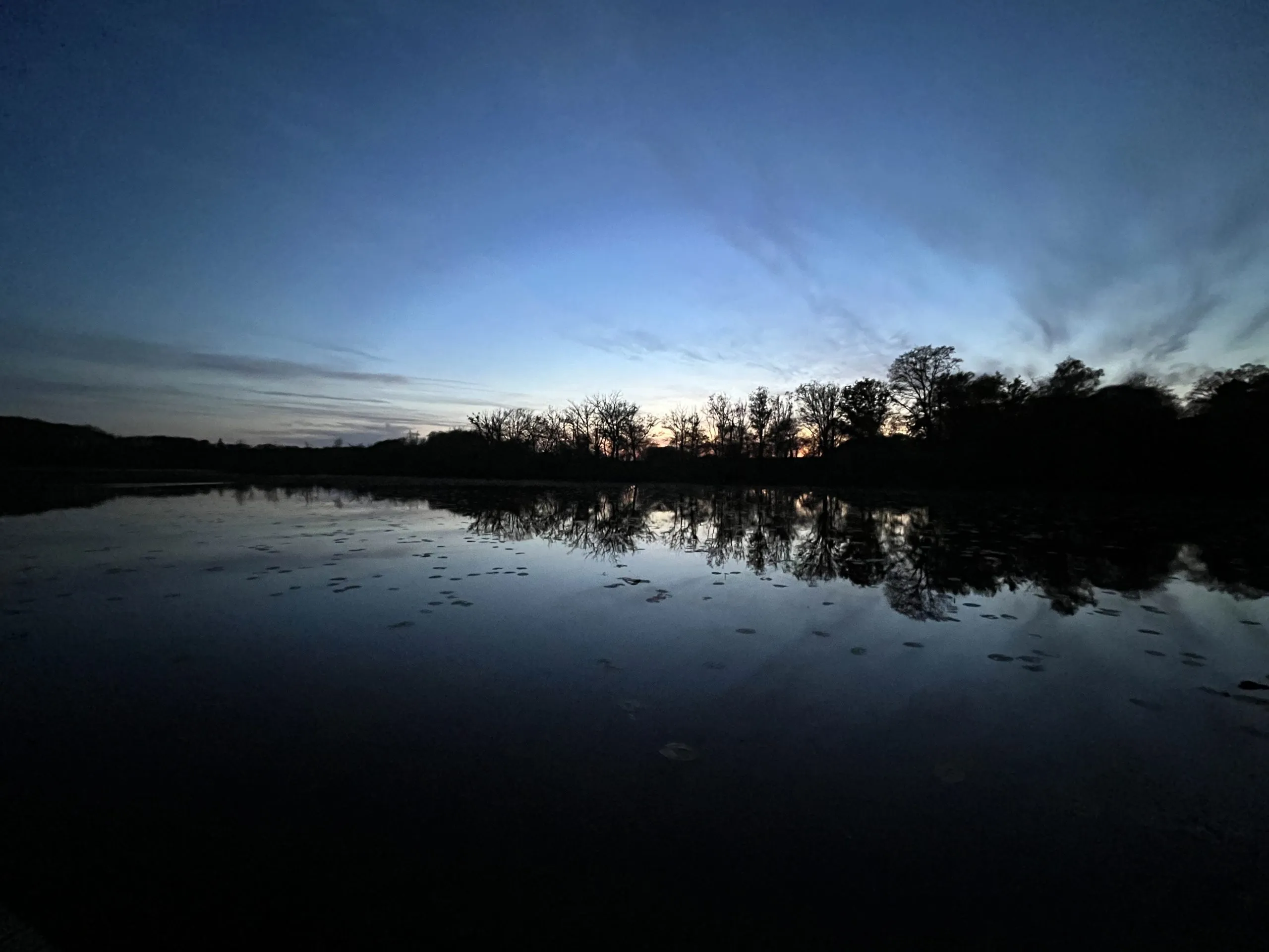 Etang de 51.89 ac with a floating cabin, boat access on the estate, fishing in Brittany