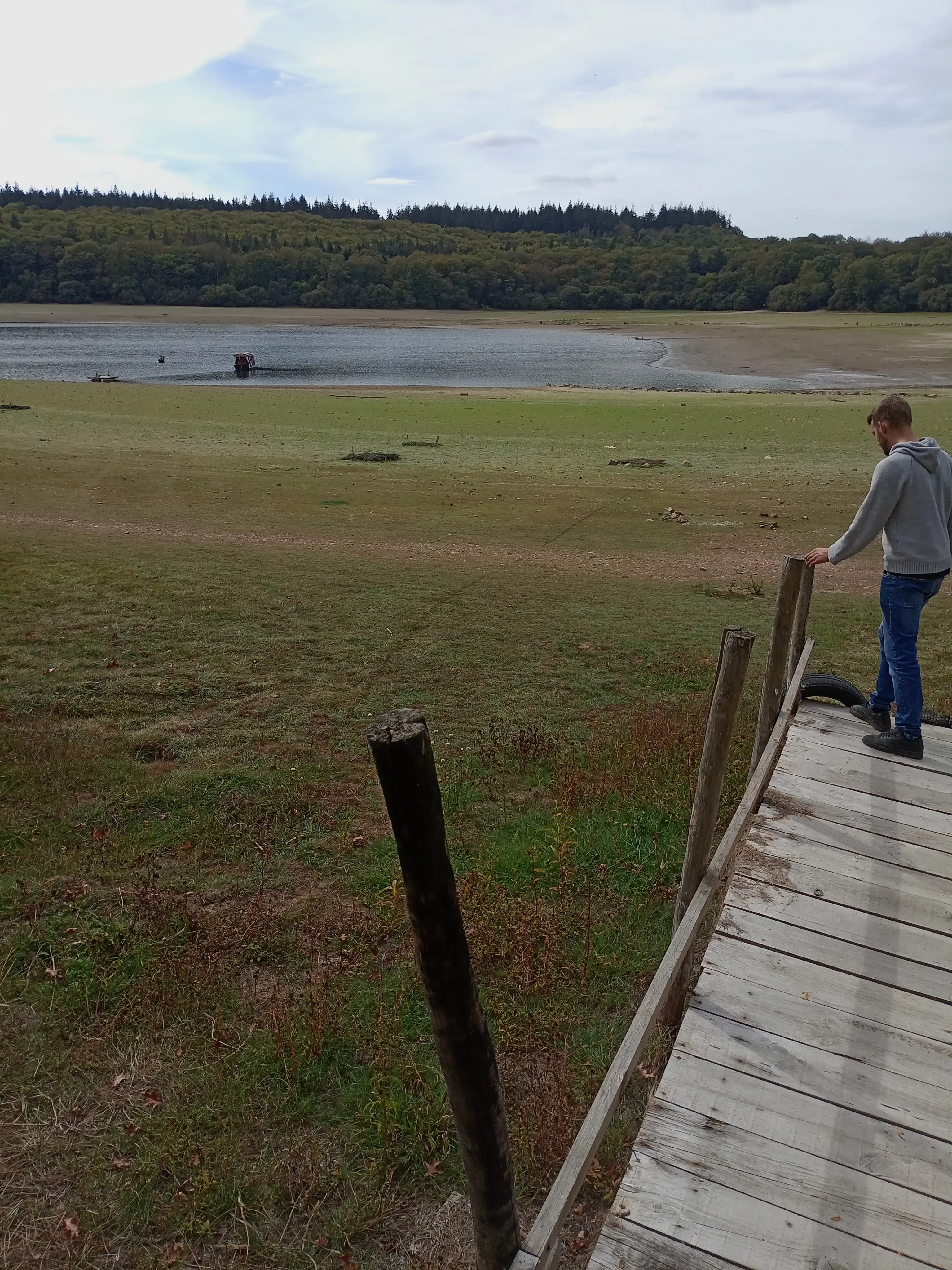Pêche sur immense lac sauvage avec toue privatisée et accès exclusif à la berge à 1 h de Rennes