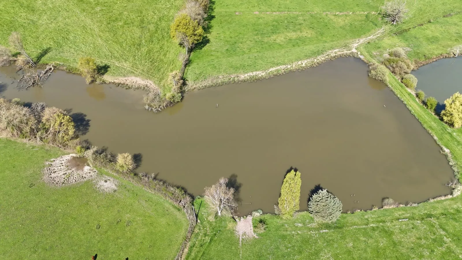 Étang privé de 2 hectares